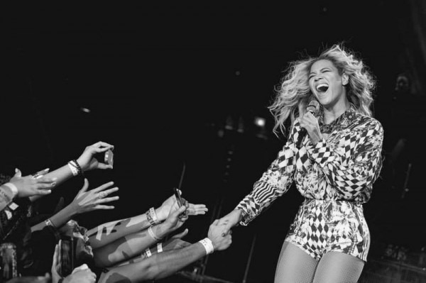 Beyonce cântă "XO" în premieră alături de fani - VIDEO