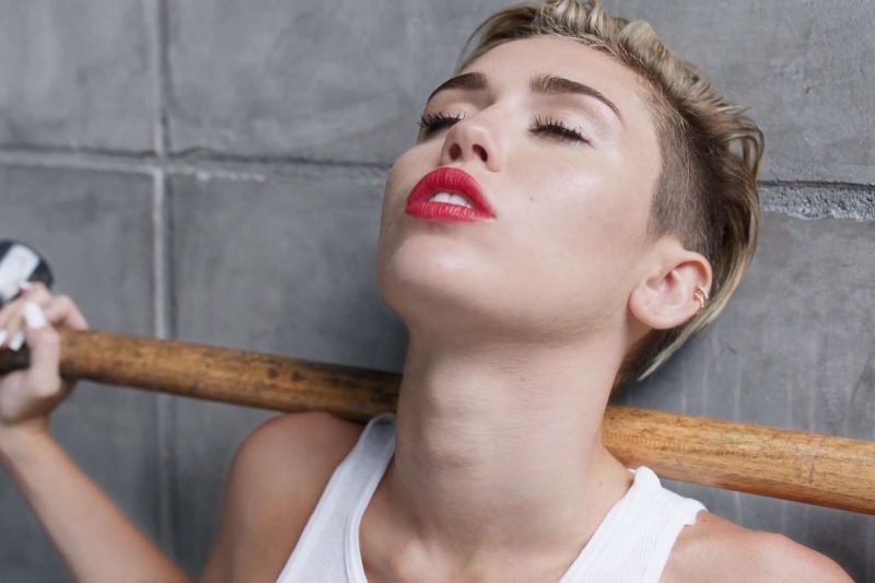 Miley Cyrus - "Wrecking Ball" (remix Afrojack)
