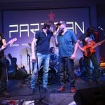 Dan Byron verificând identitatea lui Artan în timpul concertului Partizan