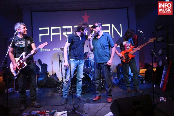 Dan Byron verificând identitatea lui Artan în timpul concertului Partizan