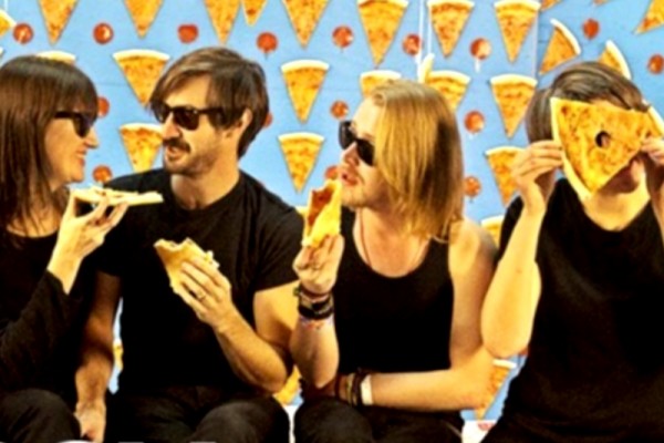 Primul videoclip Macaulay Culkin alături de colegii din The Pizza Underground