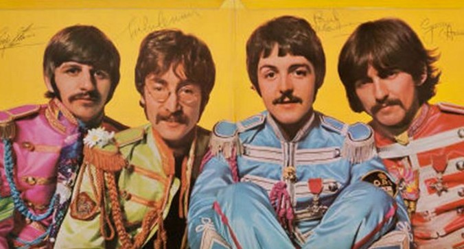 Copertă originală a albumului "Sgt. Pepper’s Lonely Hearts Club Band" semnată în 1967. Aceasta s-a vândut la licitație în aprilie 2013 pentru suma de 290.000 de dolari
