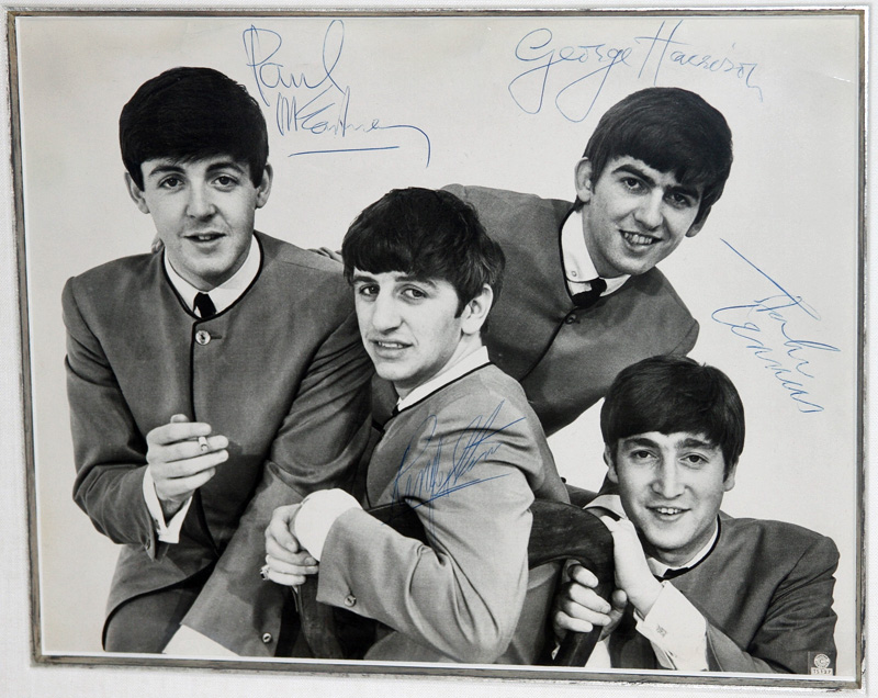 O fotografie foarte rară cu The Beatles realizată de Dezo Hoffmann, semnată de membrii formației în 1963