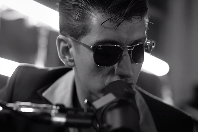 Secvență clip Arctic Monkeys - "Do I Wanna Know?" Acustic