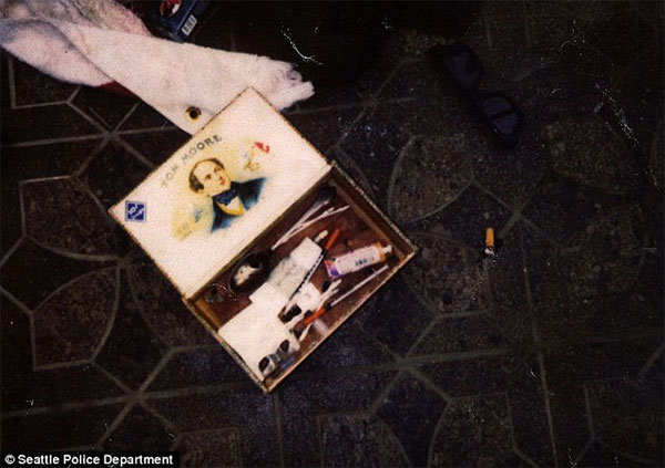 O cutie de țigări cu diverse obiecte - poza de la investigațiile din cazul Kurt Cobain