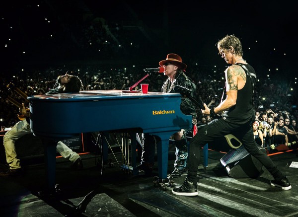 Basistul Duff McKagan alături de Guns N' Roses în Buenos Aires pe 6 aprilie2014