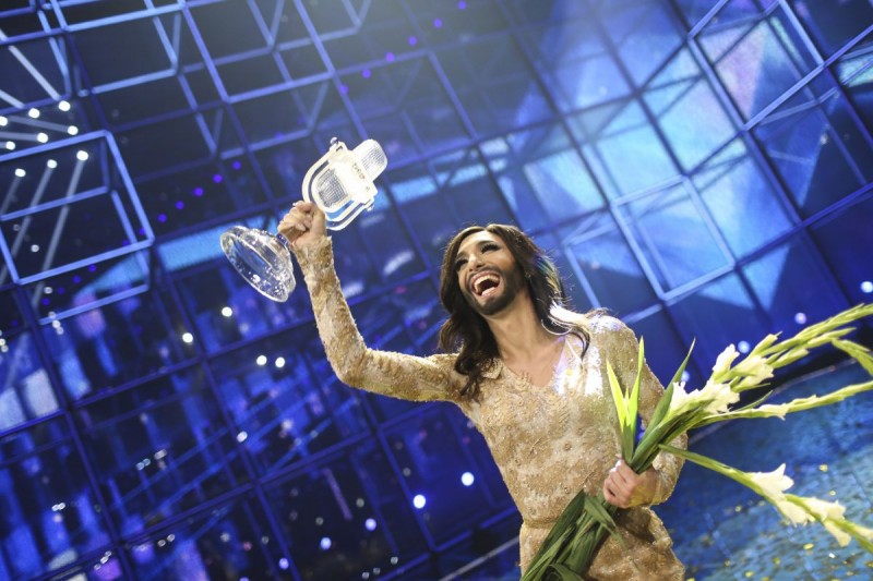Conchita Wurst primind trofeul Eurovision 2014