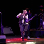 Ian Anderson, cântând la flaut într-un picior cu prilejul concertului Jethro Tull pe 20 iunie 2014