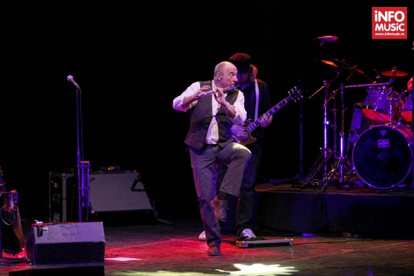 Ian Anderson, cântând la flaut într-un picior cu prilejul concertului Jethro Tull pe 20 iunie 2014