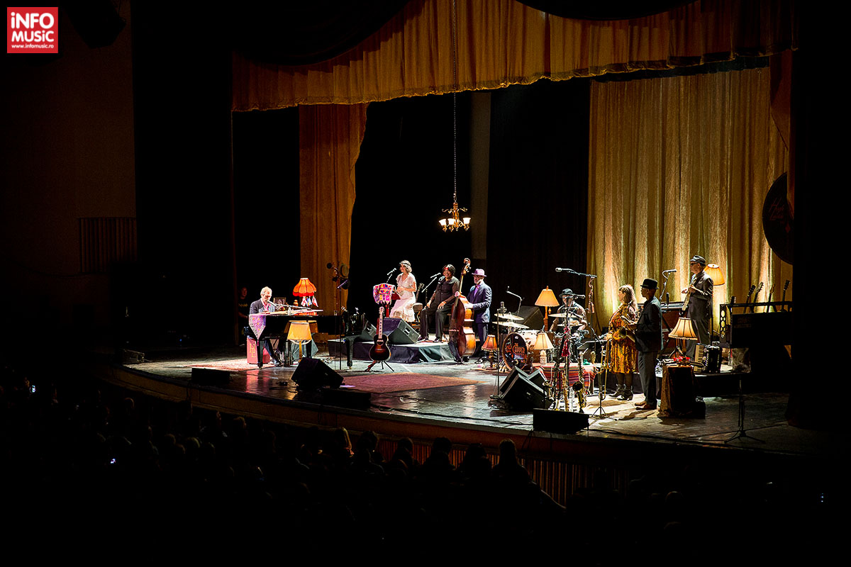 Hugh Laurie with the Copper Bottom Band în concert la Sala Palatului pe 12 iulie 2014