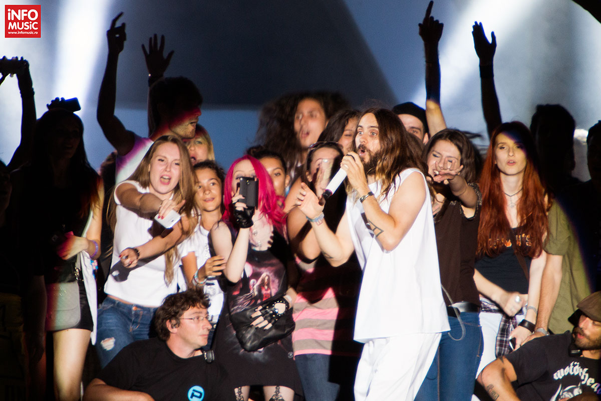Jared Leto alături de fanii invitați pe scenă cu prilejul concertului de la Romexpo