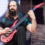 Chitaristul John Petrucci în concertul Dream Theater de la Romexpo București pe 28 iulie 2014