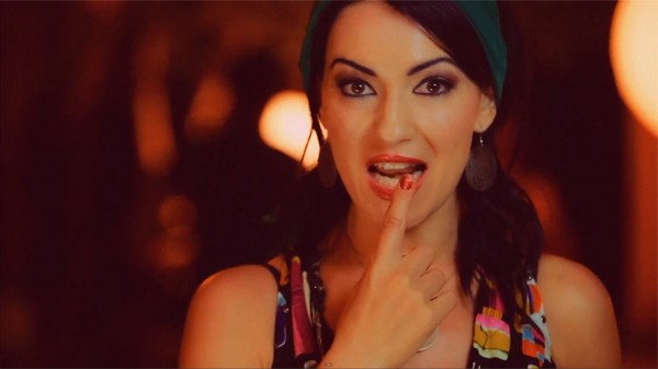 Silvia Lăuneanu în videoclipul "Imi place tot la tine"