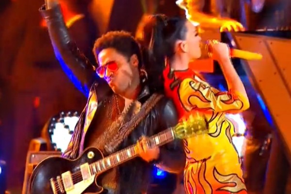 Katy Perry și Lenny Kravitz, live la Super Bowl 2015