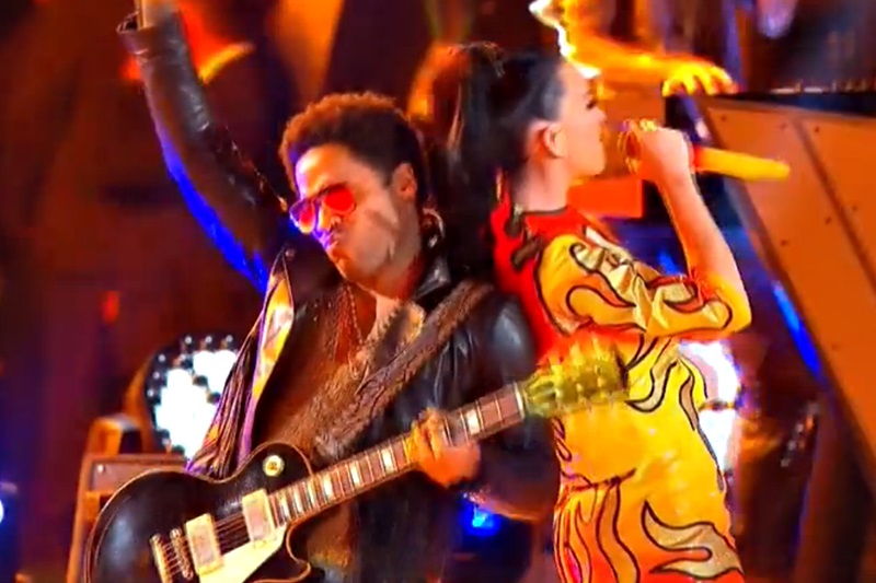 Katy Perry și Lenny Kravitz, live la Super Bowl 2015 - VIDEO