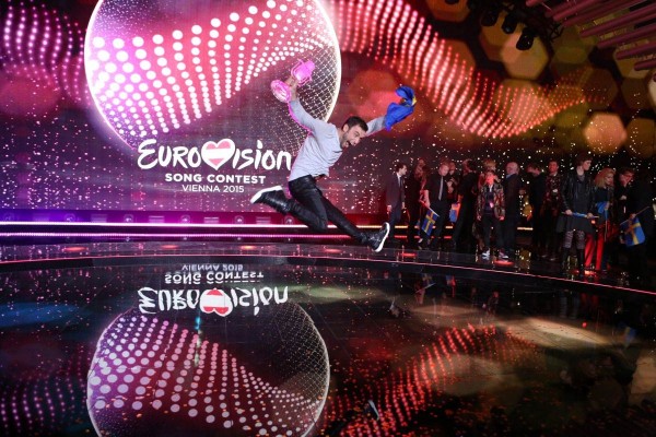Måns Zelmerlöw bucurându-se la primirea trofeului Eurovision 2015