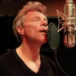 Jon Bon Jovi cântând în limba chineză