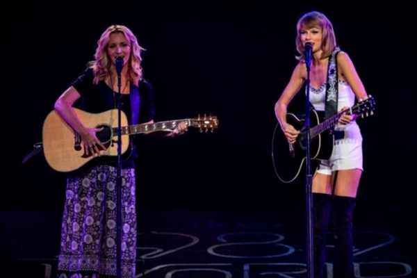 Lisa Kudrow și Taylor Swift cântă ”Smelly Cat”