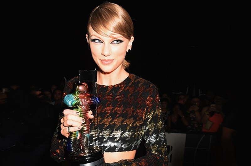 MTV Video Music Awards 2015 - Covorul roșurpet