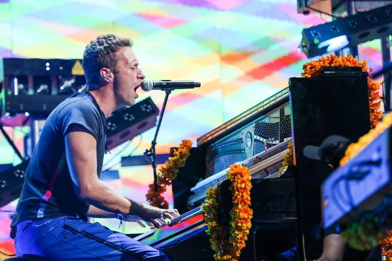 Coldplay cântând live ”Amazing Day”