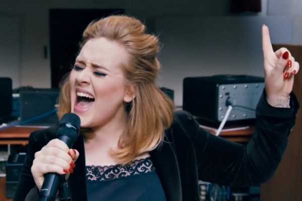 Adele interpretând în premieră piesa ”When We Were Young”