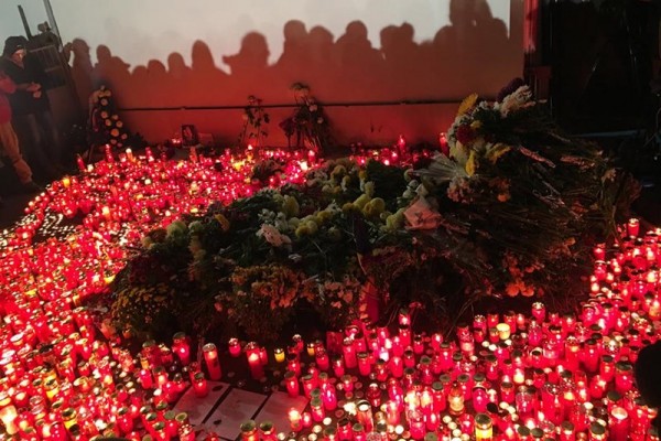 Lumânări aprinse pentru victimele din Colectiv