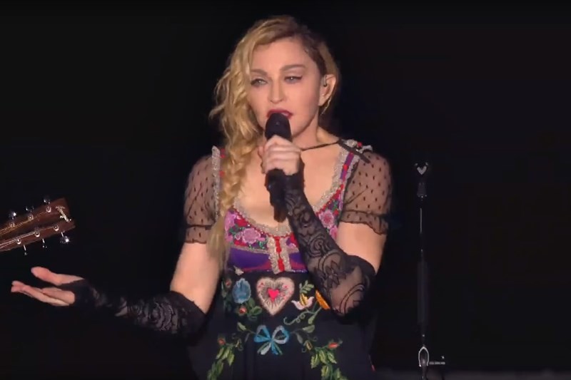 Madonna ținând un discurs pe fondul atentatelor din Paris