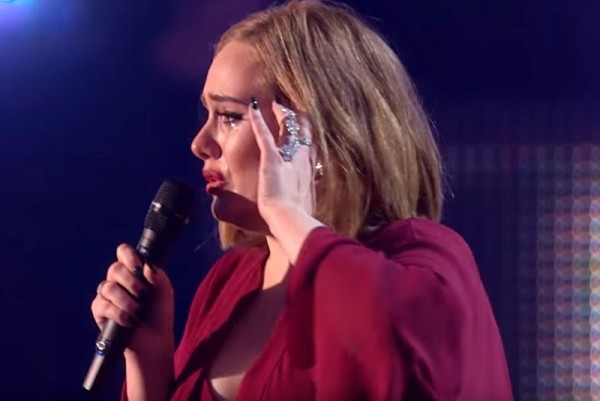 Adele, plângând la Brit Awards 2016