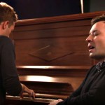 Jimmy Fallon & Chris Martin cântă piesa lui David Bowie - "Life On Mars?"