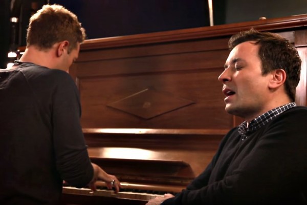 Jimmy Fallon & Chris Martin cântă piesa lui David Bowie - "Life On Mars?"