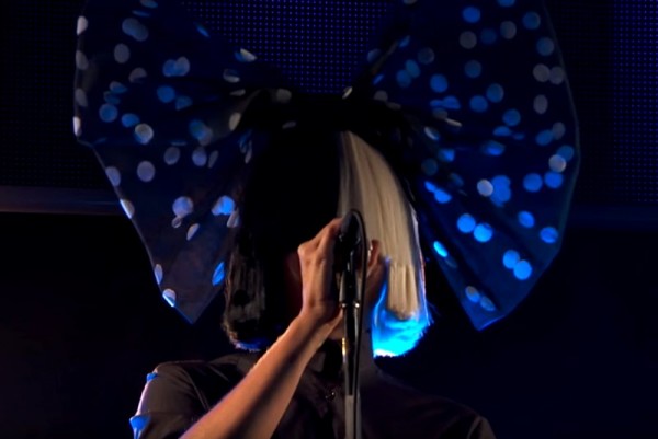 Sia cântând ”Bird Set Free” live@Jimmy Kimmel