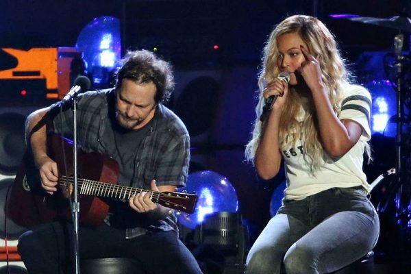 Eddie Vedder și Beyonce cântând live ”Redemption Song”