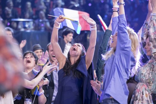 Jamala din Ucraina după câștigarea trofeului Eurovision 2016