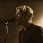 Tom Odell interpretând live noul single "Here I Am"