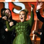 Adele acceptând premiul Grammy pentru Albumul Anului