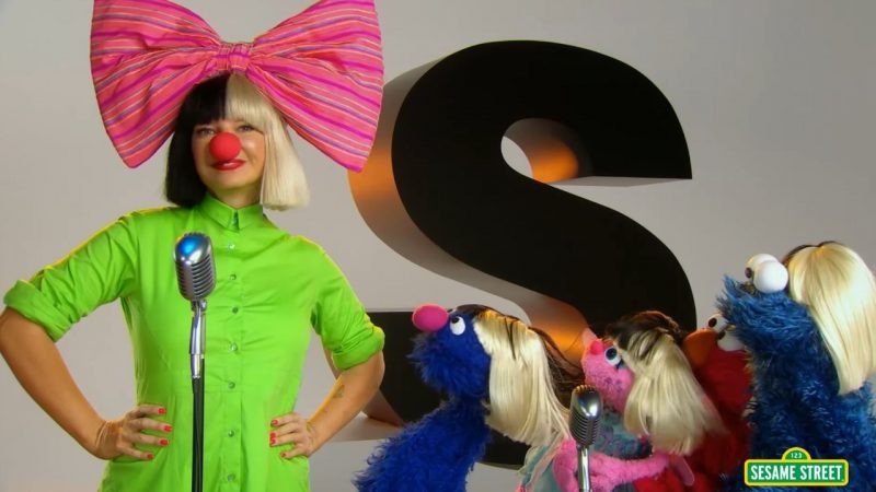 Sia Furler canta cu Muppets in Sesame Street