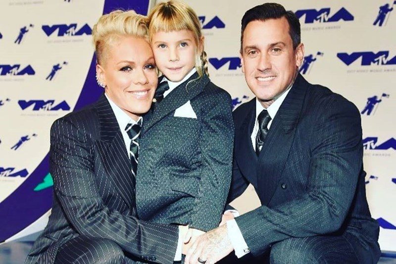 Pink la MTV VMA 2017, alături de soțul și fiica sa