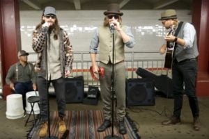 Adam Levine și Jimm Fallon cântă deghizați la metrou
