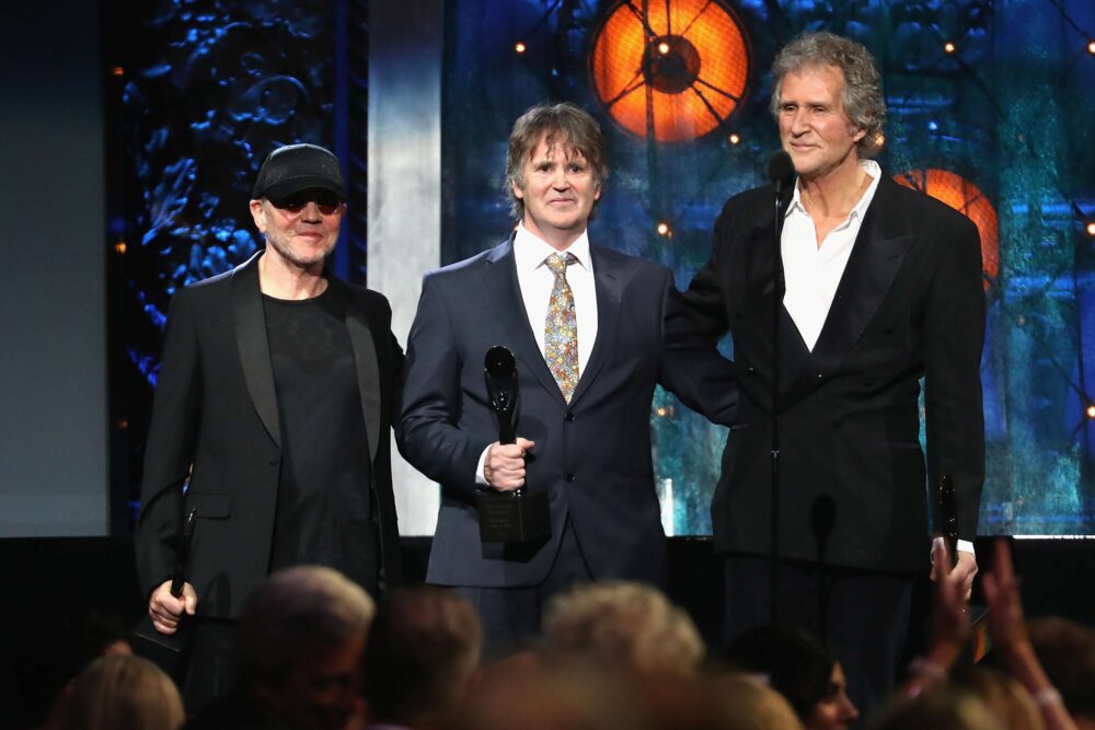Alan Clark, Guy Fletcher și John Illsley reprezentând Dire Straits la ceremonia de introducere în Rock & Roll Hall of Fame de pe 14 aprilei 2018 din Cleveland, Ohio