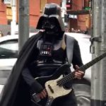 Darth Vader cântând la bas