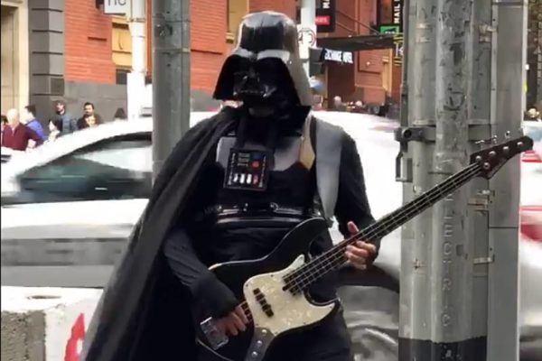 Darth Vader cântând la bas