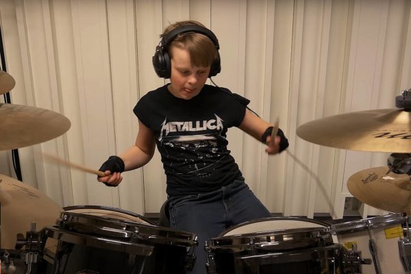 Un puști de 10 ani cântă la tobe întreaga discografie Metallica
