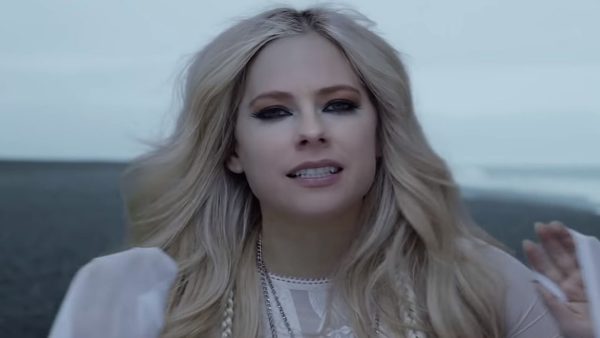 Videoclip Avril Lavigne Head Above Water