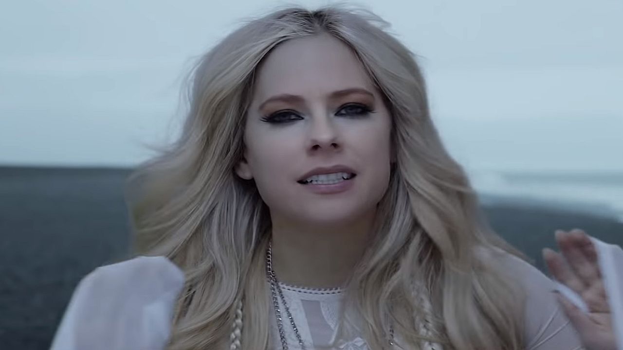 Videoclip Avril Lavigne Head Above Water 