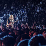 Kirk Hammett cântând în mijlocul publicului la concertul Metallica
