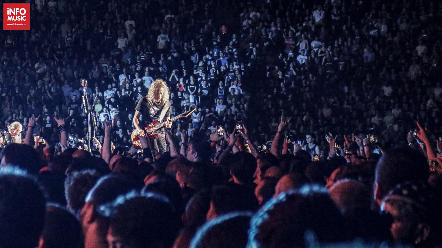 Kirk Hammett cântând în mijlocul publicului la concertul Metallica