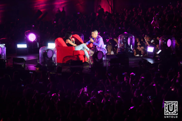 Robbie Williams a invitat o spectatatoare pe scenă în timpul concertului de la UNTOLD 2019