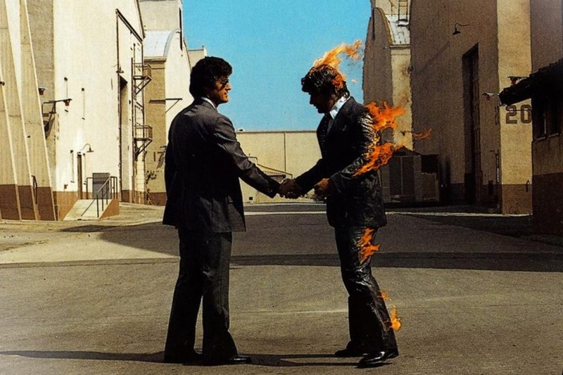 Coperta albumului ”Wish You Were Here”, a trupei Pink Floyd