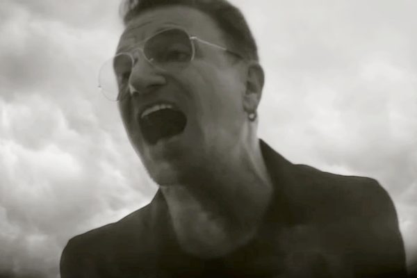 Bono în videoclipul piesei ”Song For Someone”