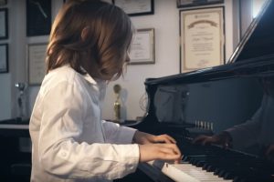 Stelios Kerasidis cântând la pian ”valsul izolării”